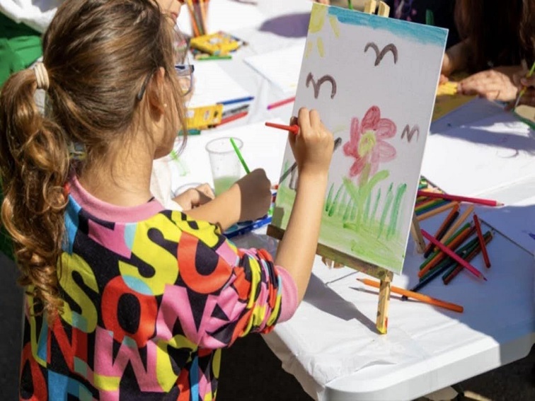 Деца рисуват своето любимо място за пътешествие 