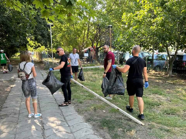 Активни граждани подаряват на варненци чист град
