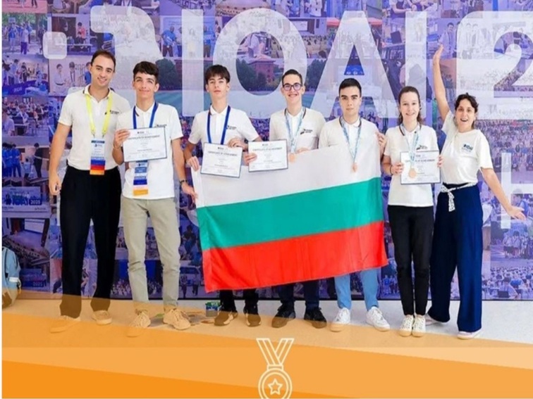 Националният отбор на България по изкуствен интелект, част от който е и 11-класник от Плевен, с 3 медала от Международната олимпиада в Китай