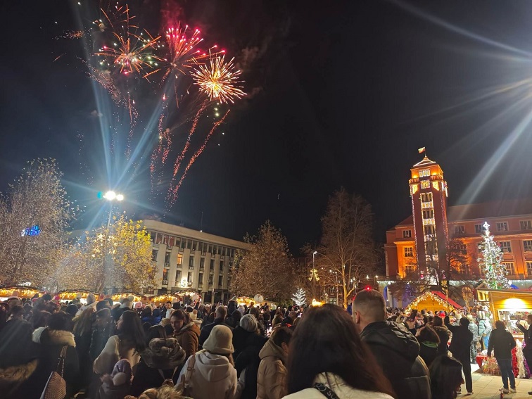 Плевен запали светлините на коледната елха и откри Коледното градче с тържествен спектакъл