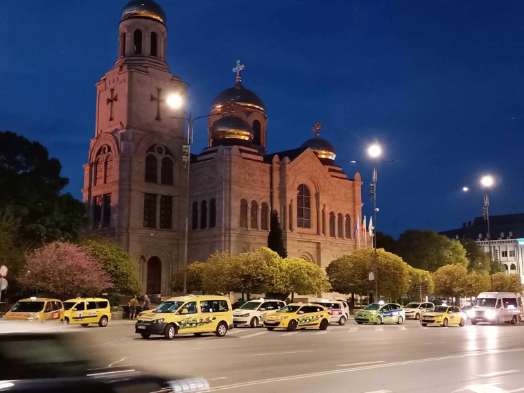 Таксиметрови шофьори във Варна искат от общината по-високи тарифи за обслужване на клиенти