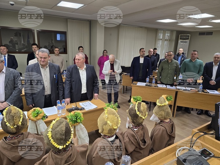 Коледари внесоха празнично настроение на последното заседание на Общинския съвет в Плевен