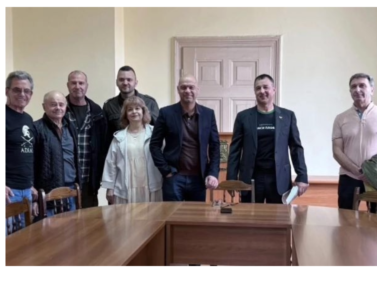 Паркът зад хотел “Санкт Петербург” е спасен