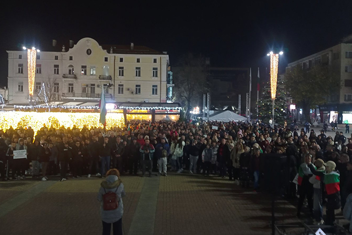 Стотици граждани изпълниха площад "Свобода“ в зов за справедливост - ВИДЕО