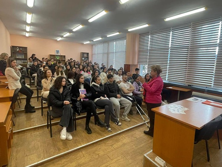 Проф. Иванка Стамболова промотира пред млади хора в Разлог професията "Медицинска сестра"