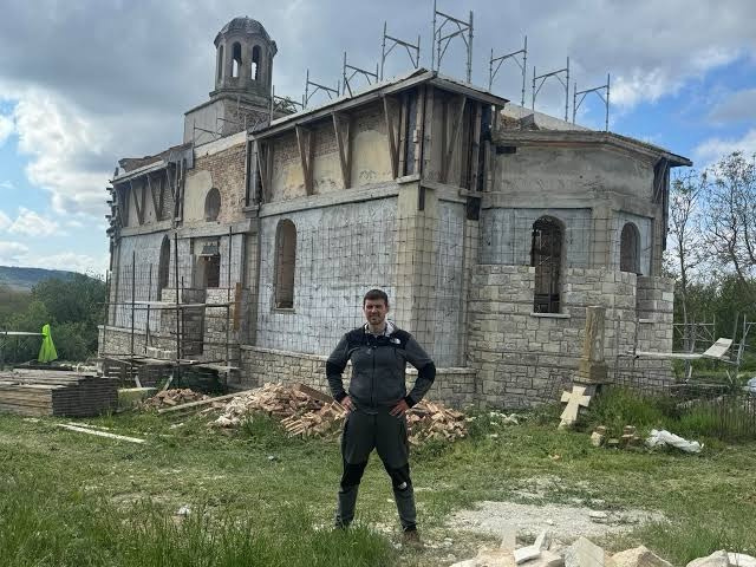 Ивелин Михайлов и фондация „Въздигане“ възстановяват храма „Св. Петка“ в Средно село – кауза за вярата и българския дух