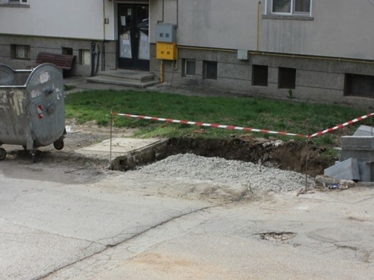 Текущи ремонти в Плевен: Възстановяват настилката на рампата за достъп при входа на парк „Кайлъка“ и тротоар по ул. „Страцин“