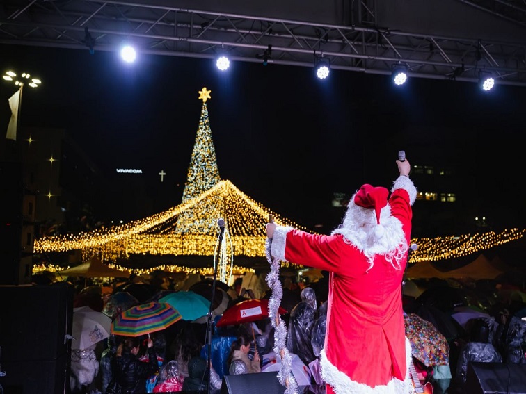 Благоевград засия в празнични светлини