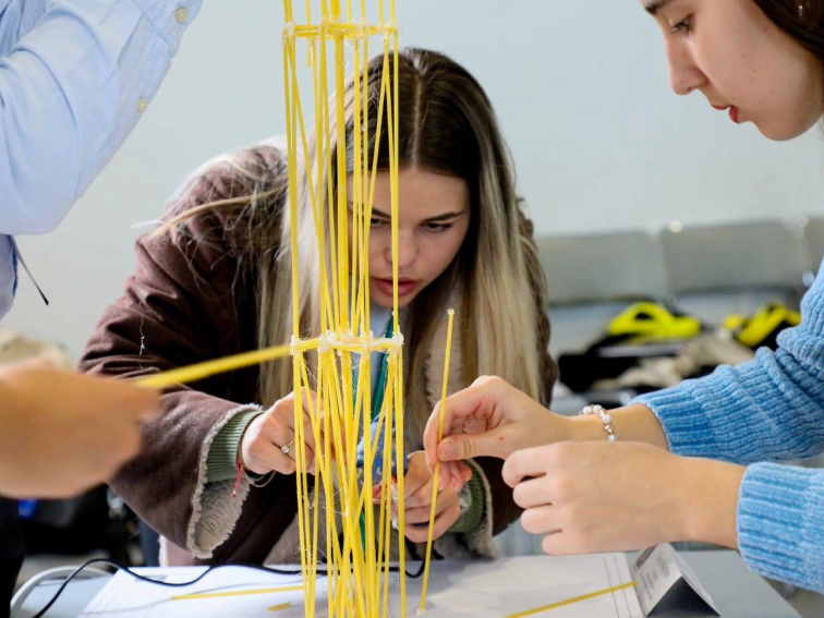 Ученици строят покрив от спагети в Деня на народните будители