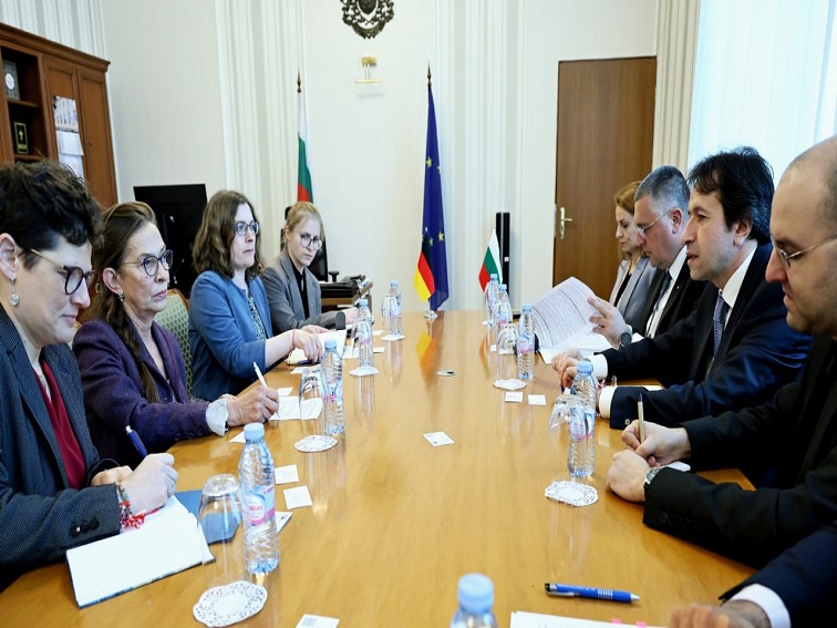 Министър Исмаилов: До дни ще бъде подписан договор за доставка на 91 пътнически вагона от Дойче бан