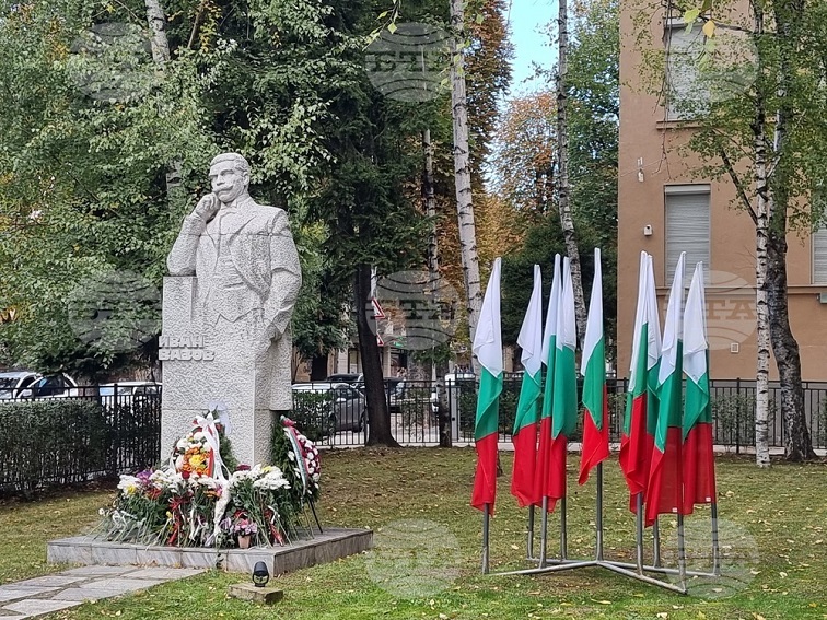 Плевен отбелязва Деня на народните будители пред паметника на Иван Вазов