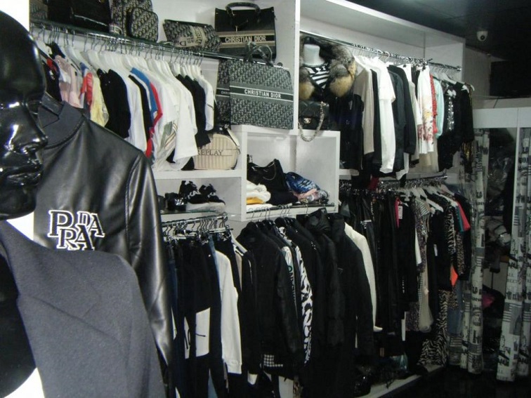 Над 1 700 стоки с търговски марки без документи открити в магазини в Сандански