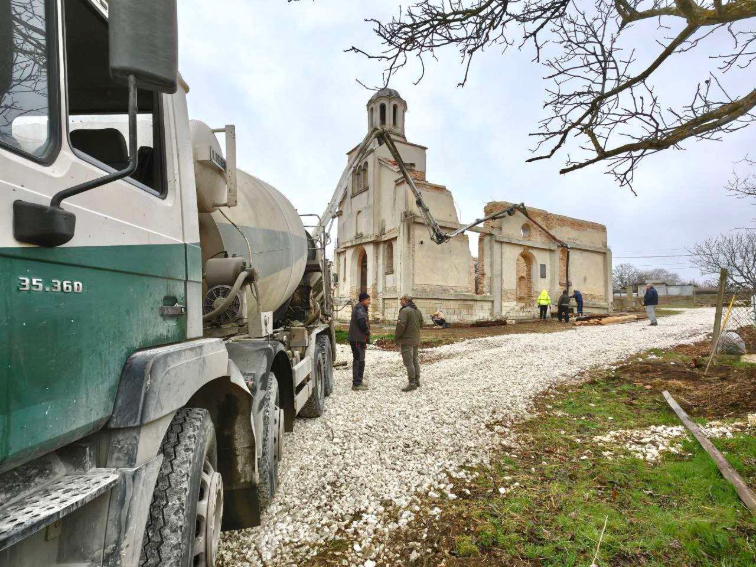 Напредва възстановяването на църквата „Св. Петка“ в Средно село