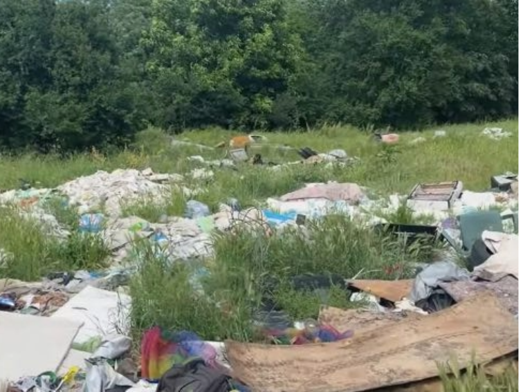Зад Окръжна болница има огромно сметище