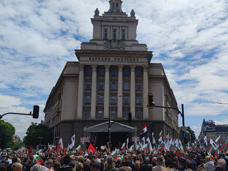 Протест в подкрепа на българския лев обхвана над сто населени места.