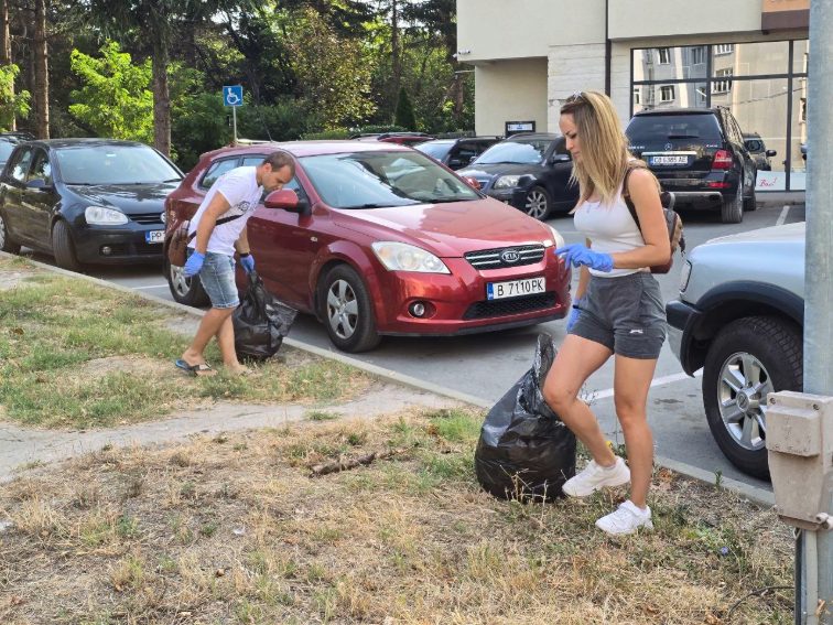 Група ентусиасти продължи с почистването около ПГИ "Д-р Иван Богоров"