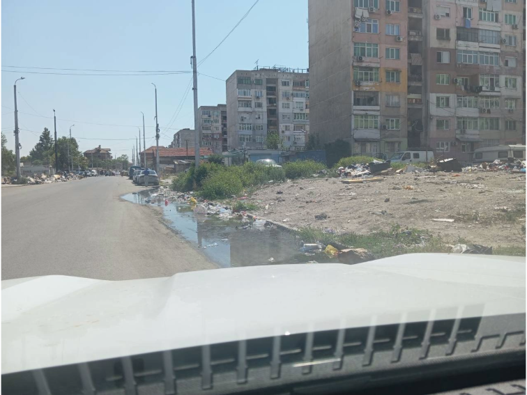 Улица „Крайна” пълна с боклуци и течаща вода