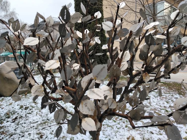 В Пещера хората не се делят, но в стремежа да оцелеят се поддават на влияние