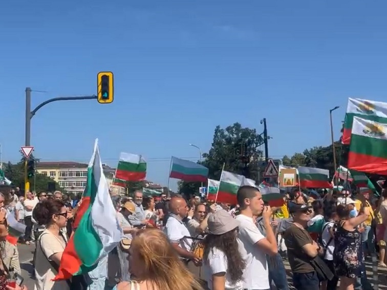 Протест в подкрепа на българския лев се състоя пред централата на ГЕРБ и БТВ в София