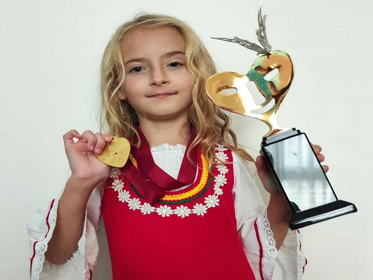 Седемгодишната Магдалена Стоянова от Плевен с международна златна награда за детска рисунка на здравна тема