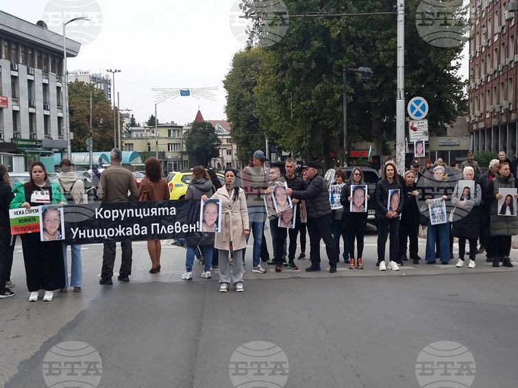 Граждани се събраха на протест в Плевен с искане за справедливост по делото за катастрофата, при която загина 12-годишната Сияна