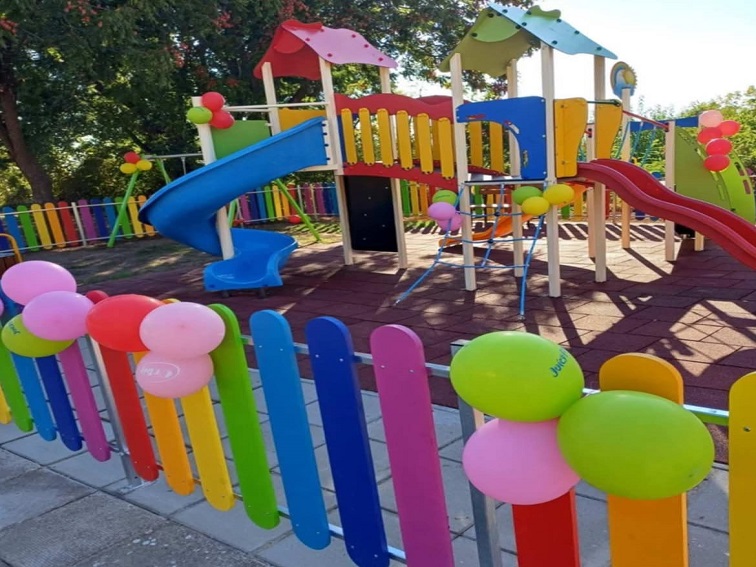 Нова детска площадка радва от днес децата в Пелишат