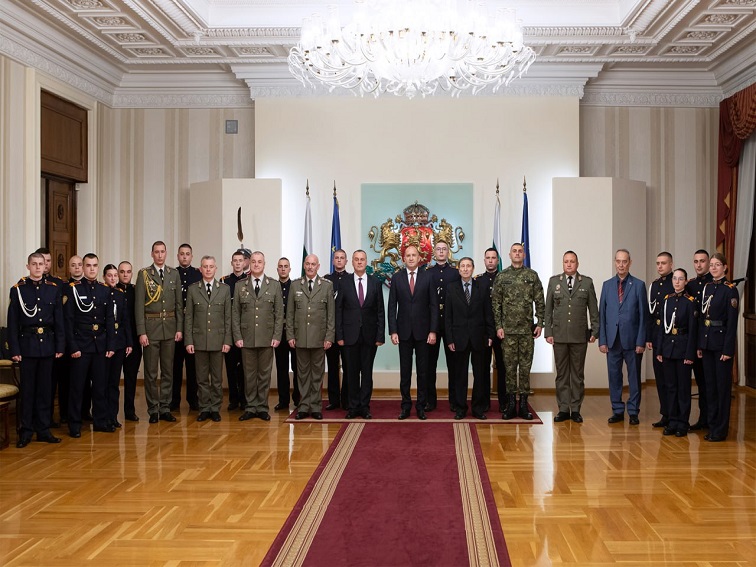 Ефрейтор от командването в Благоевград получи почетния знак на президента за смелостта си