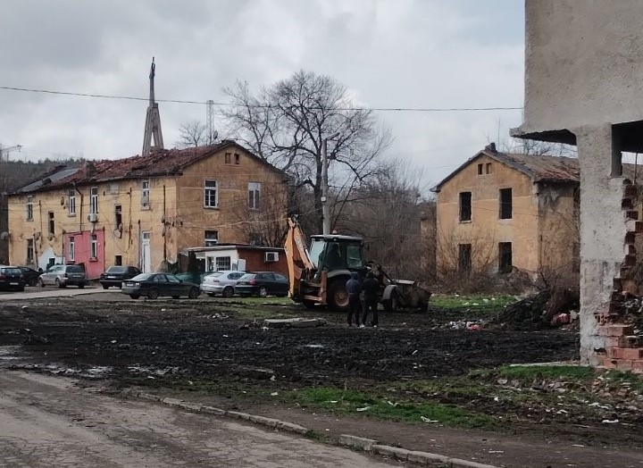 Най-сетне - част от кв."Хумни дол" бе почистен снощи