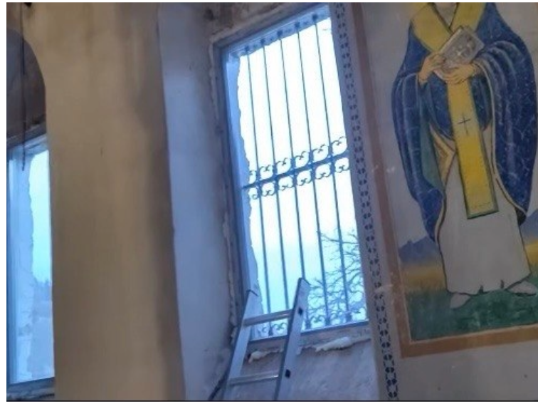 Димитър Димитров и екипът му монтираха безвъзмездно дограмата на храм в Родопите