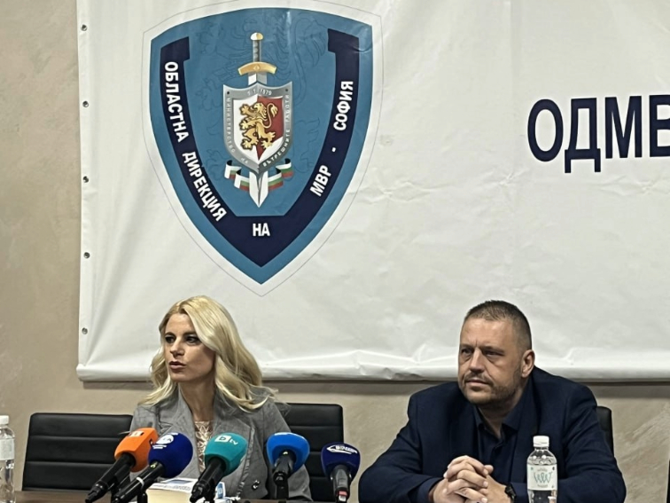 Двама мъже са задържани и обвинени за въоръжен грабеж на около 235 000 евро в Ихтиман