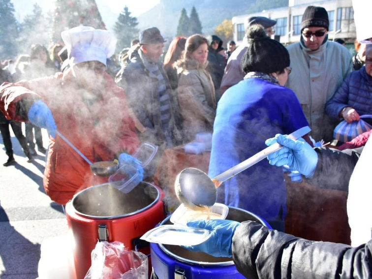 Варна чества Никулден с военни церемонии, молитви и рибен курбан   