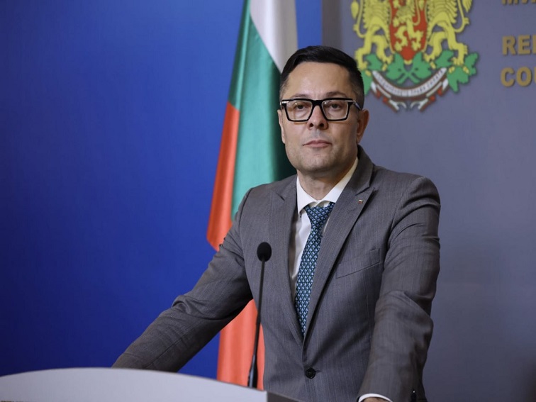 Вицепремиерът и икономически министър Александър Пулев: Евгени Симеонов е новият особен търговски управител на „Лукойл“