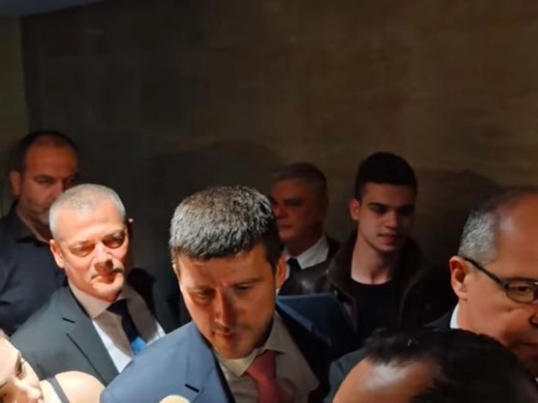 Народно събрание или бойно поле