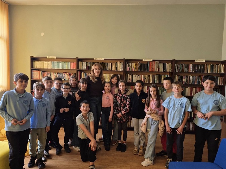 Актрисата Биляна Петринска чете приказки за деца в Разлог