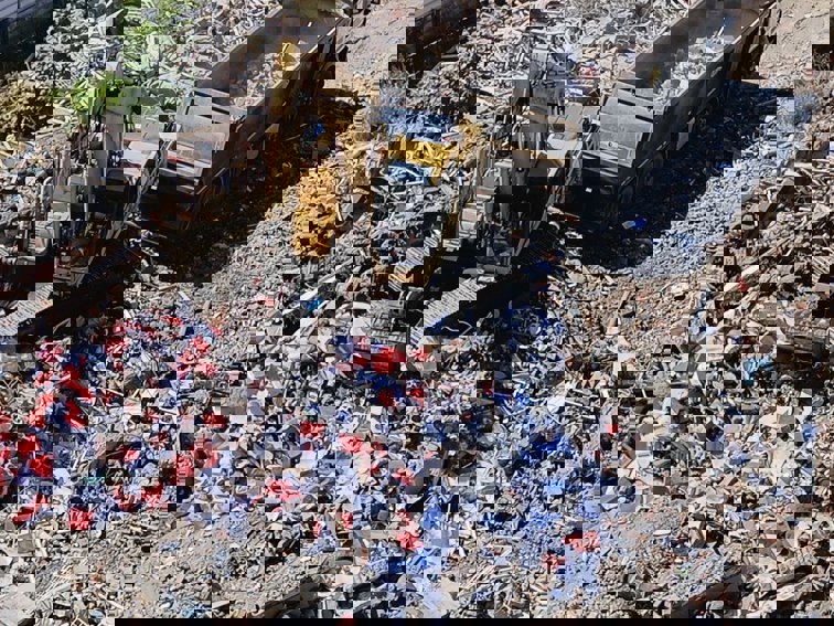 Буря разпиля фактури от червените папки на Лукойл, докато се събаряше стара офис сграда и се погазваха закони
