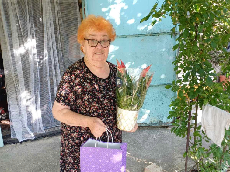 Пазителката на храма в Доброплодно получи поздравителен адрес от двама кметове