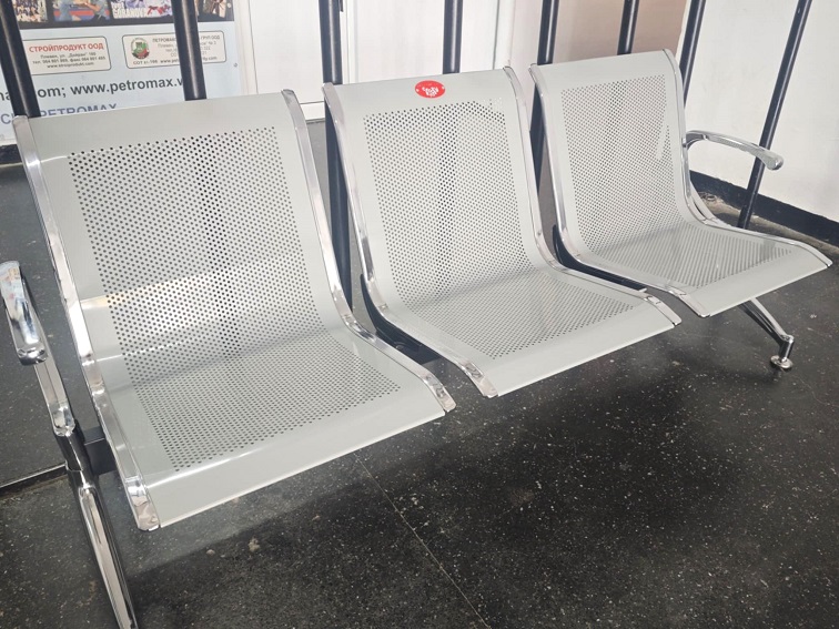 Благотворителна инициатива осигури нови пейки за спортна зала „Спартак“ в Плевен