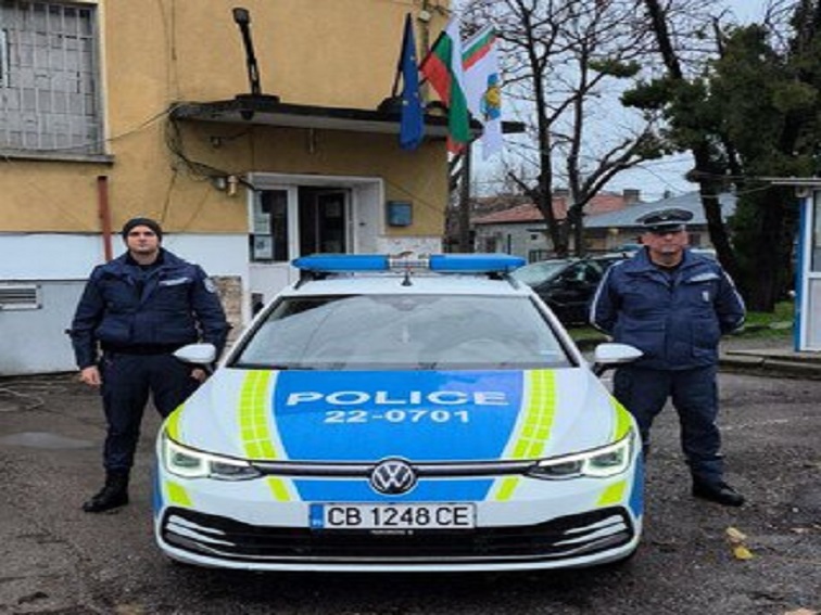 Полицаи от РУ-Костинброд със спасителна акция в огнения капан в с. Петърч