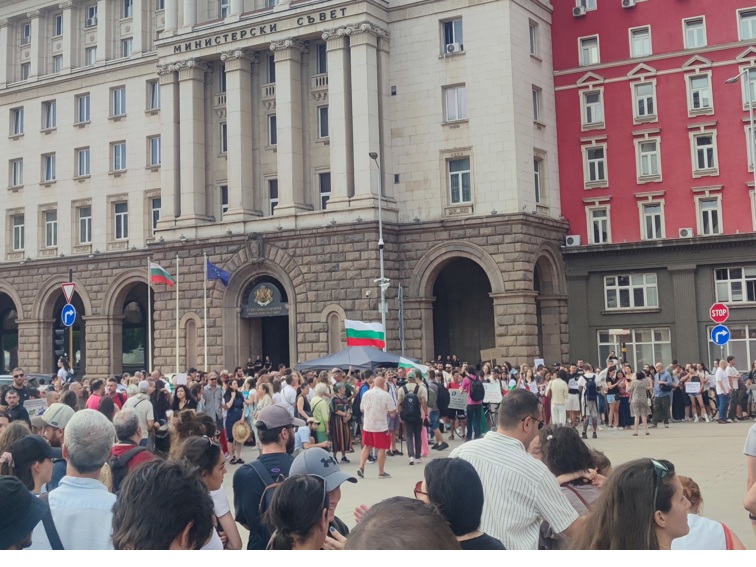 Гневът на медиците избухна пред Народното събрание: „Здравеопазването умира, а ние заедно с него!“