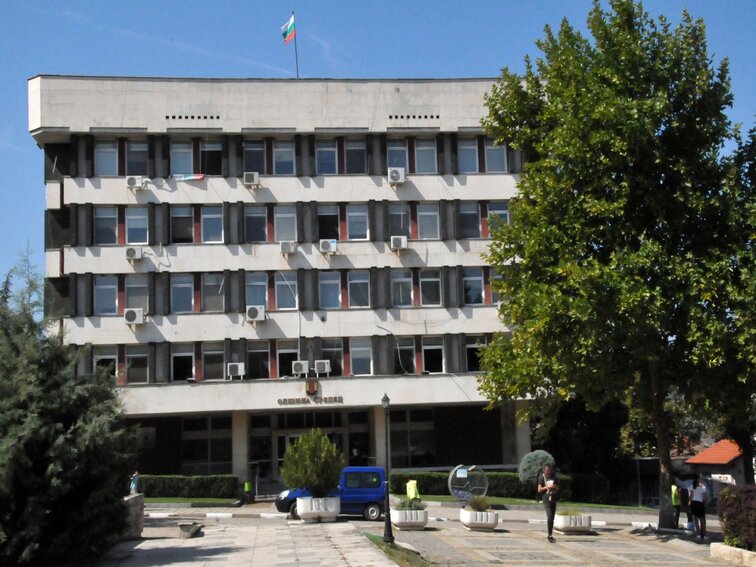 Покривът на общината виси на косъм заради политически спор