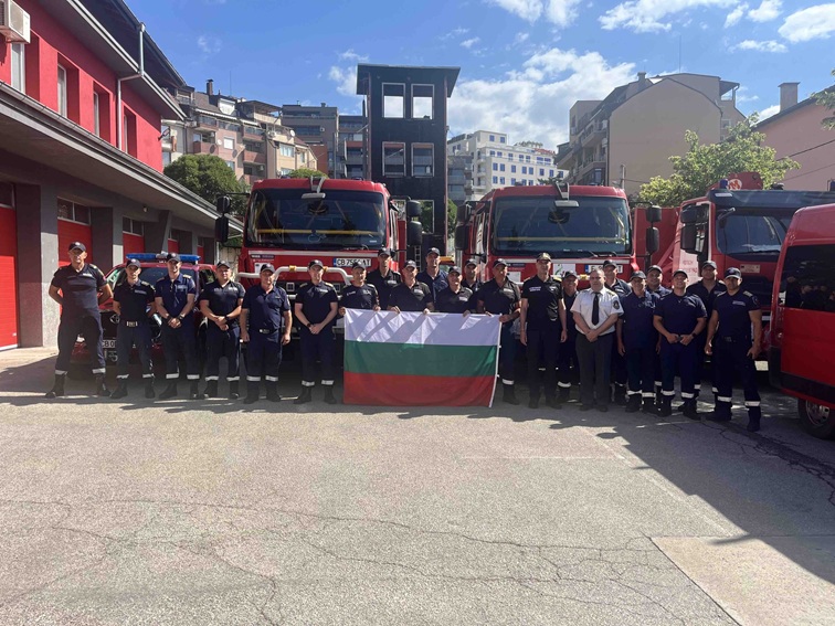 Пожарникари от Югозапада заминаха за Гърция да подкрепят съседката ни с дежурства