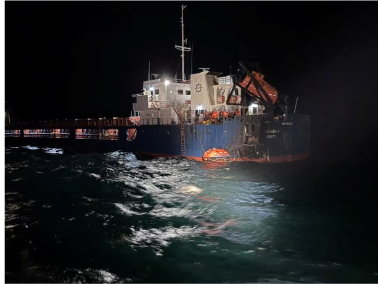 Отново два търговски кораба бяха ударени с дронове в Черно море край България, единият потъна