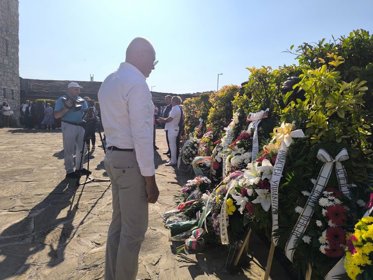 Областният управител положи цветя пред паметника на Стоян Михайловски