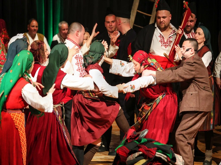 Читалището в Банско се оказа тясно за премиерата на хумористичния спектакъл Нефтекня