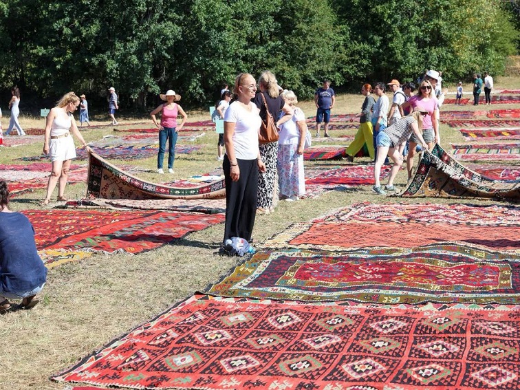 „Иглика Килим Фест“: Якоб ван Бейлен спасява българското килимарство във Велико Търново