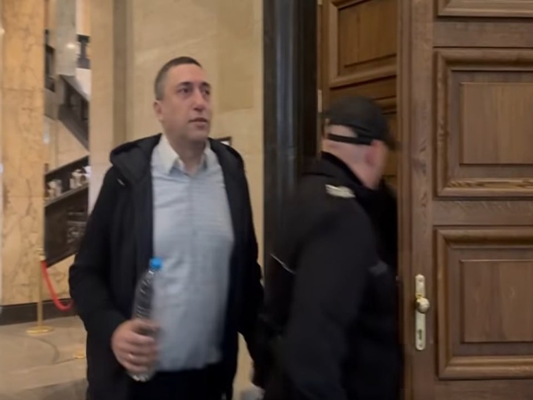 Свобода за политическите арестанти!