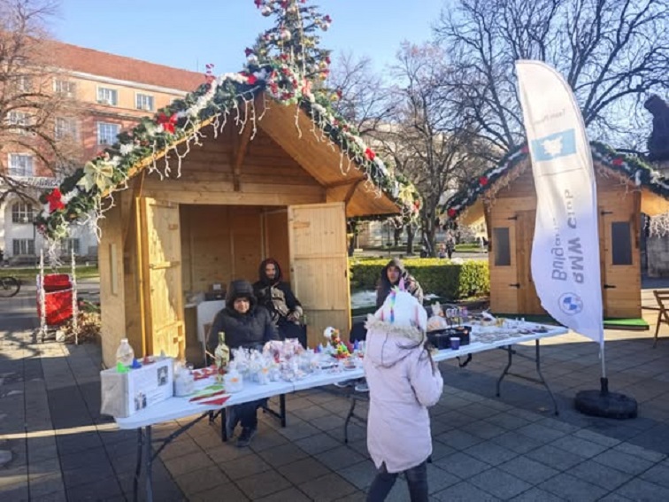 Благотворителен базар в Коледното градче на Плевен събира средства за рехабилитация на 21-годишния Кристиян