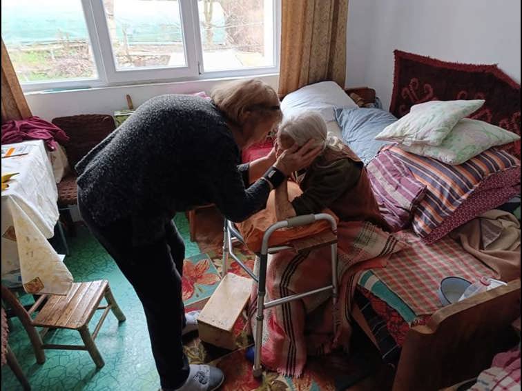 Чудесата на доброто: БЪДИ ЧОВЕК стопли сърцата на 130 възрастни хора 