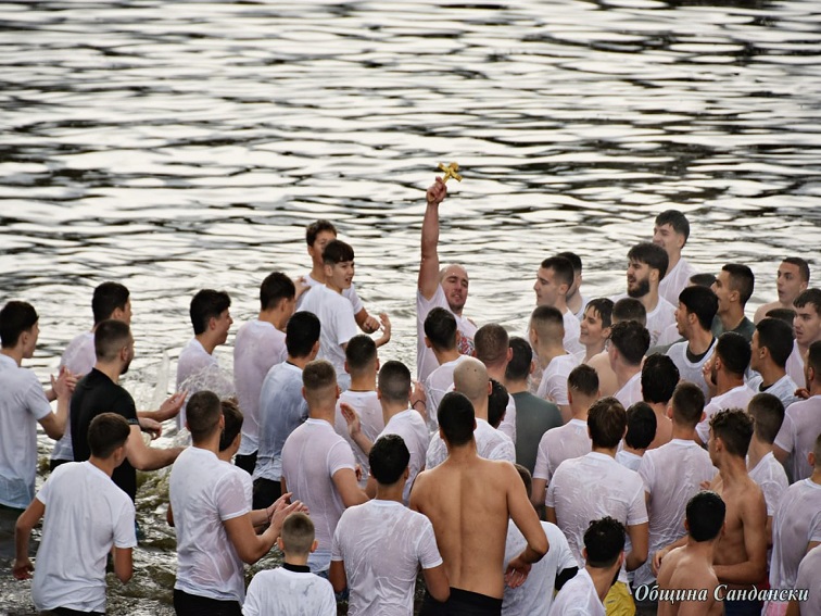 Лазар Джаков извади Светия кръст в Сандански на Богоявление