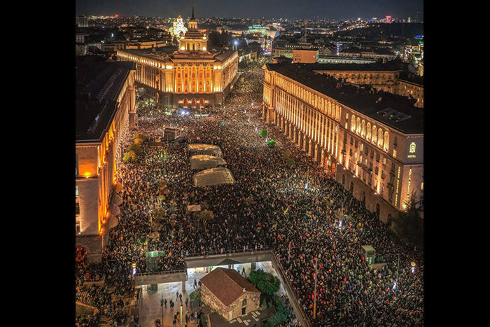 България избухна, хиляди протестиращи срещу мафиотския модел на управление